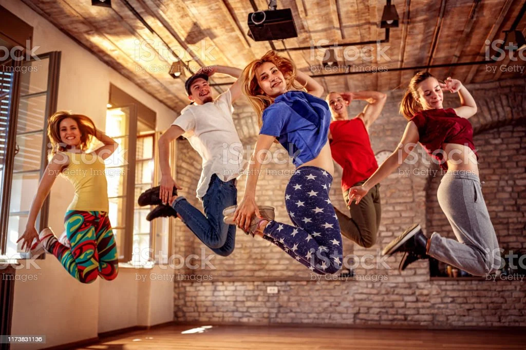 young-modern-dancers-dancing-in-the-studio-sport-dancing-and-urban-picture-id1173831136?k=20&amp;m=1173831136&amp;s=612x612&amp;w=0&amp;h=jGaKp2_mTrQzDDwf5XFQ5udNbEUCB2McH96Age8_h3o=