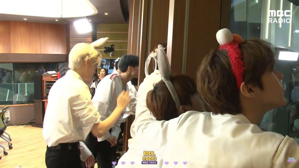 아돌라1 유리창.JPG