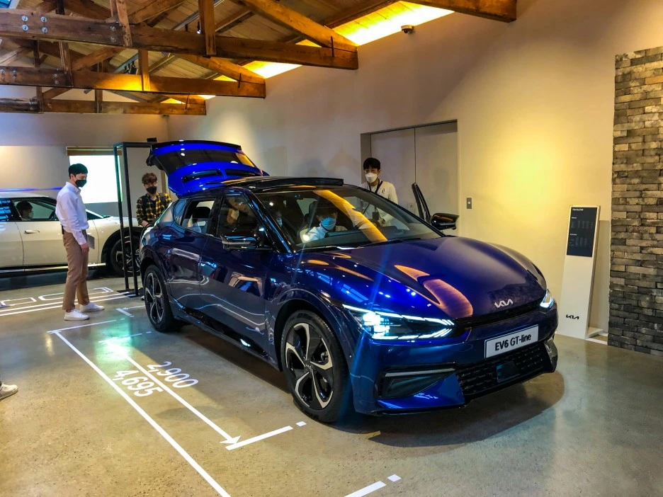 12_EV6_%EB%9F%B0%EC%B9%AD%ED%96%89%EC%82%AC,_%EC%BD%94%EC%82%AC%EC%9D%B4%EC%96%B4%ED%8B%B0_%EC%84%B1%EC%88%98%EC%A0%90_%ED%95%84%EC%9E%90_%EC%B4%AC%EC%98%81.jpg?type=w1