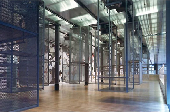 Prada_NY_06_hangingcity.jpg?type=w966