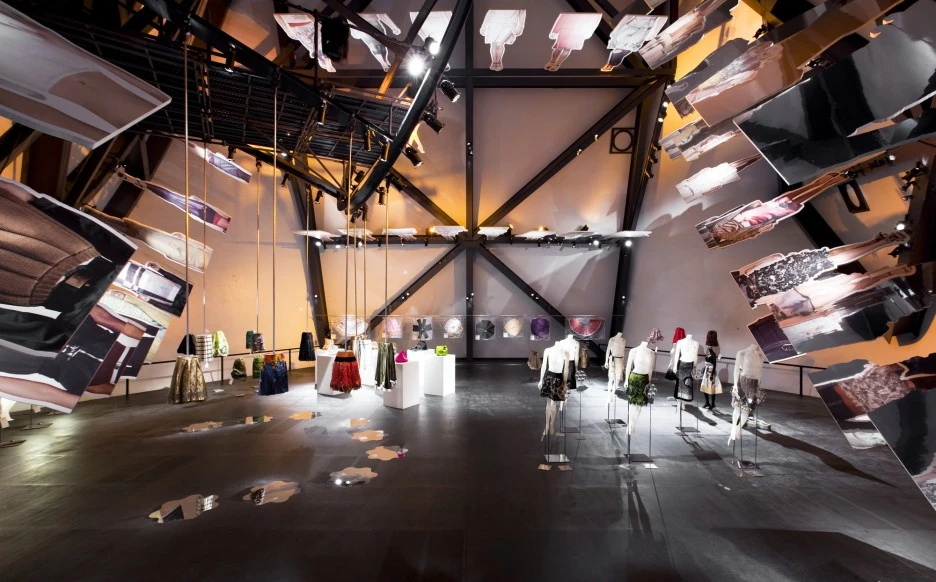 Prada_Transformer_09.jpg?type=w1