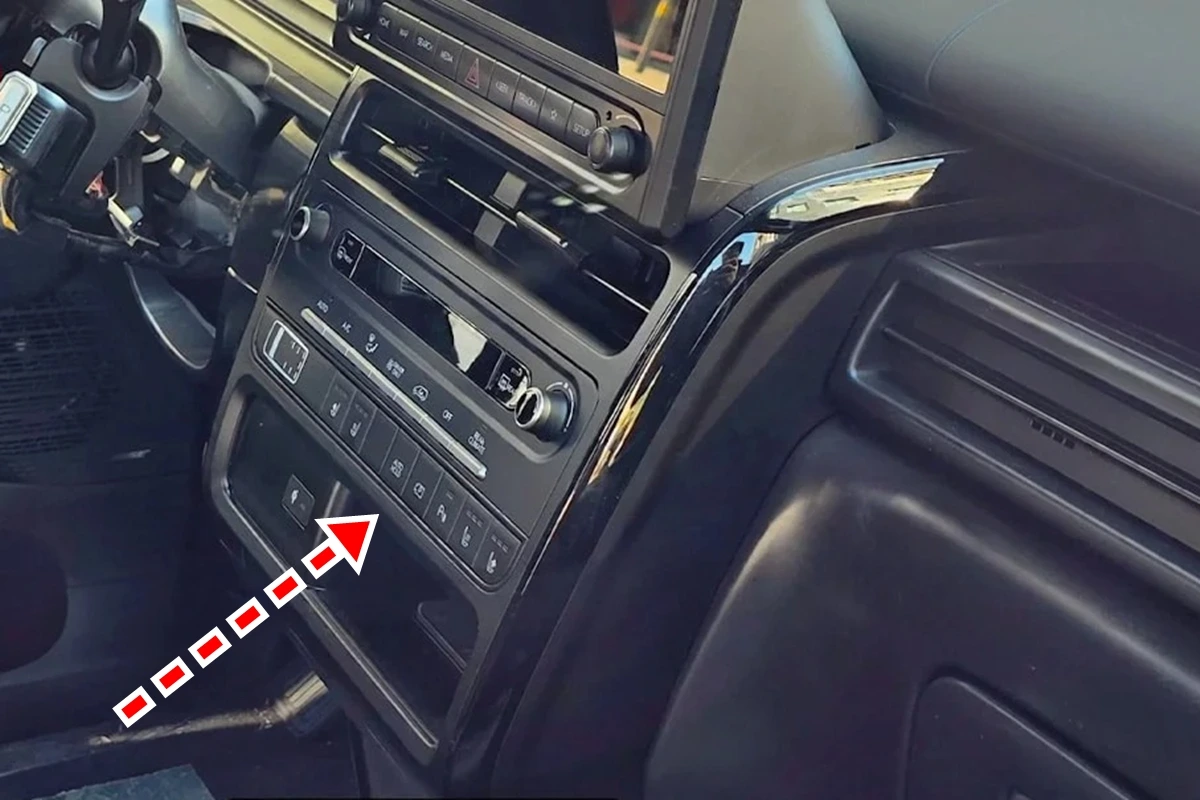 hyundai-staria-facelift-2026-interior-change-physical-button-4.jpeg