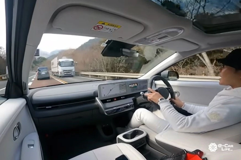 4.E-CarLife with 五味やすたか.JPG