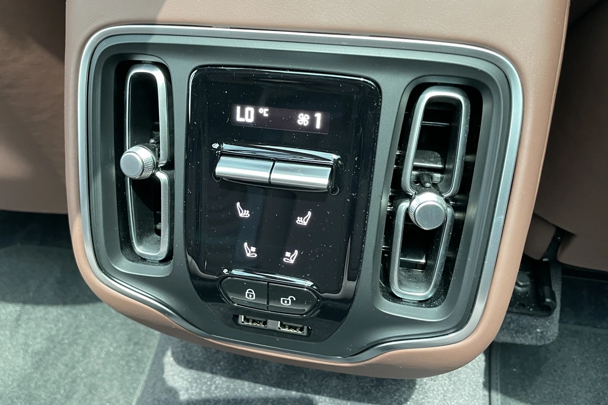 7_애스턴마틴 DBX 707 2열.JPG