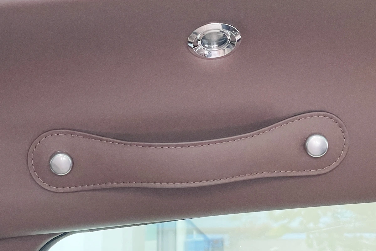 8_애스턴마틴 DBX 707 2열.JPG