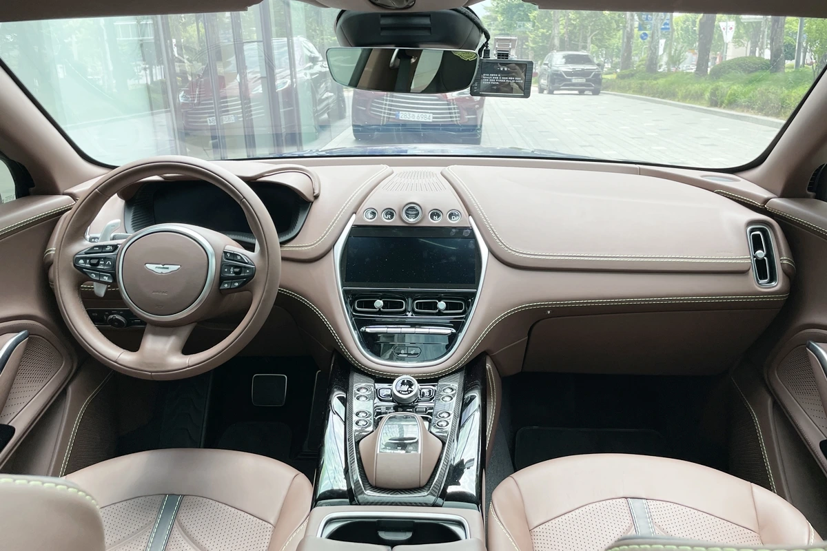 2_애스턴마틴 DBX 707 인테리어.JPG