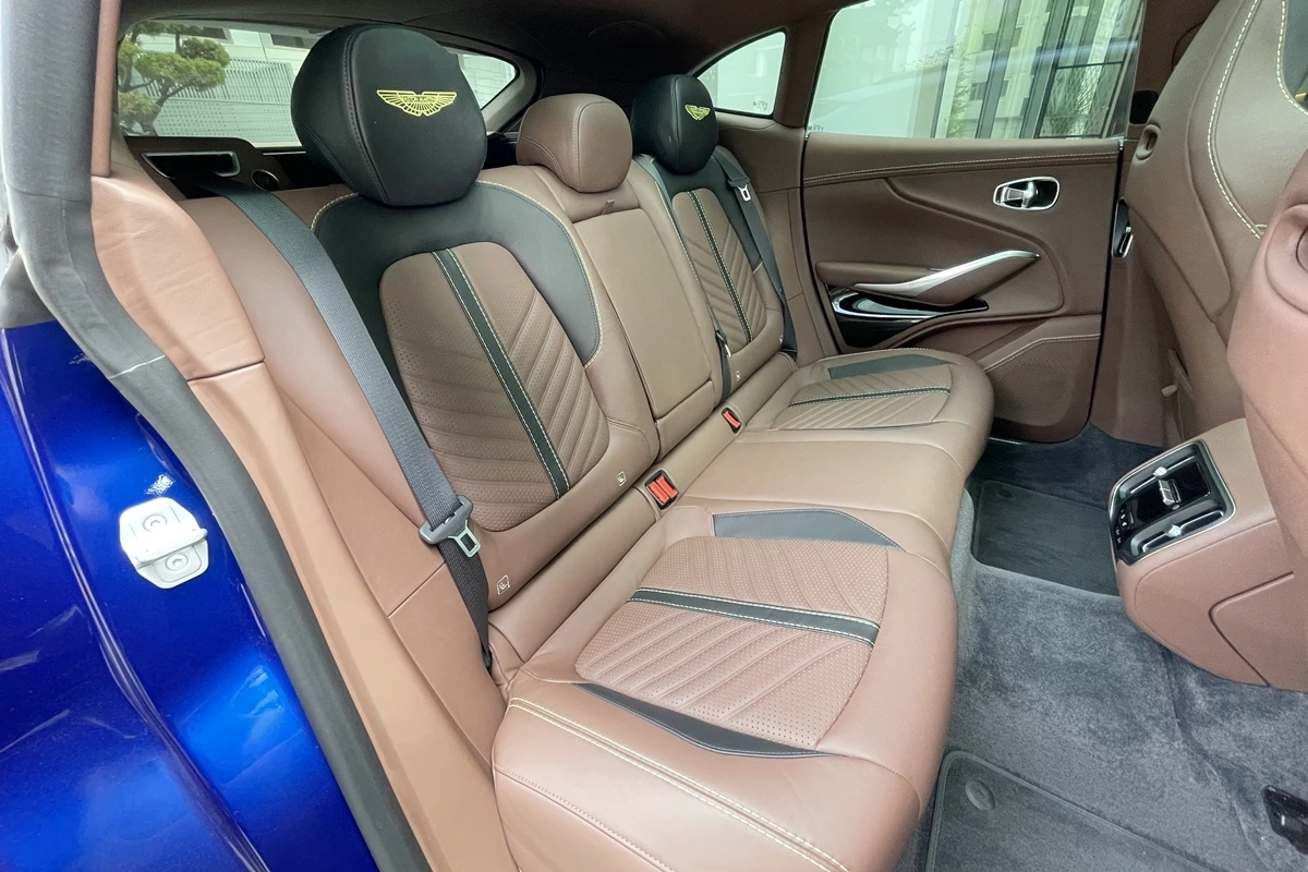 5_애스턴마틴 DBX 707 2열.JPG