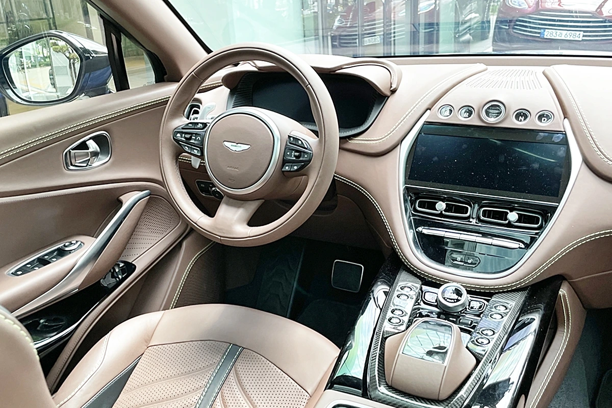 0_애스턴마틴 DBX 707 인테리어.JPG