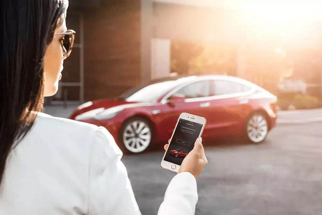 11 테슬라 모델 3 모바일 앱 사용 모습 techcrunch.JPG