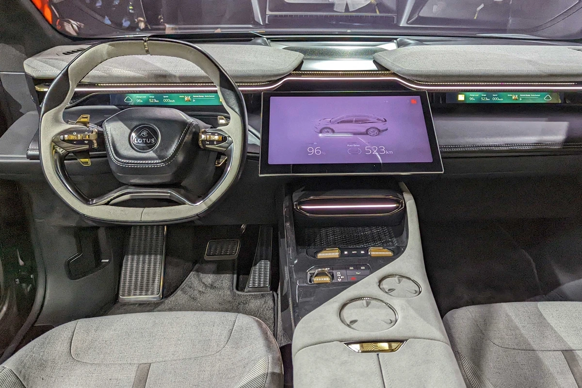 6_로터스 일레트라 인테리어_'Tech Radar'.jpeg