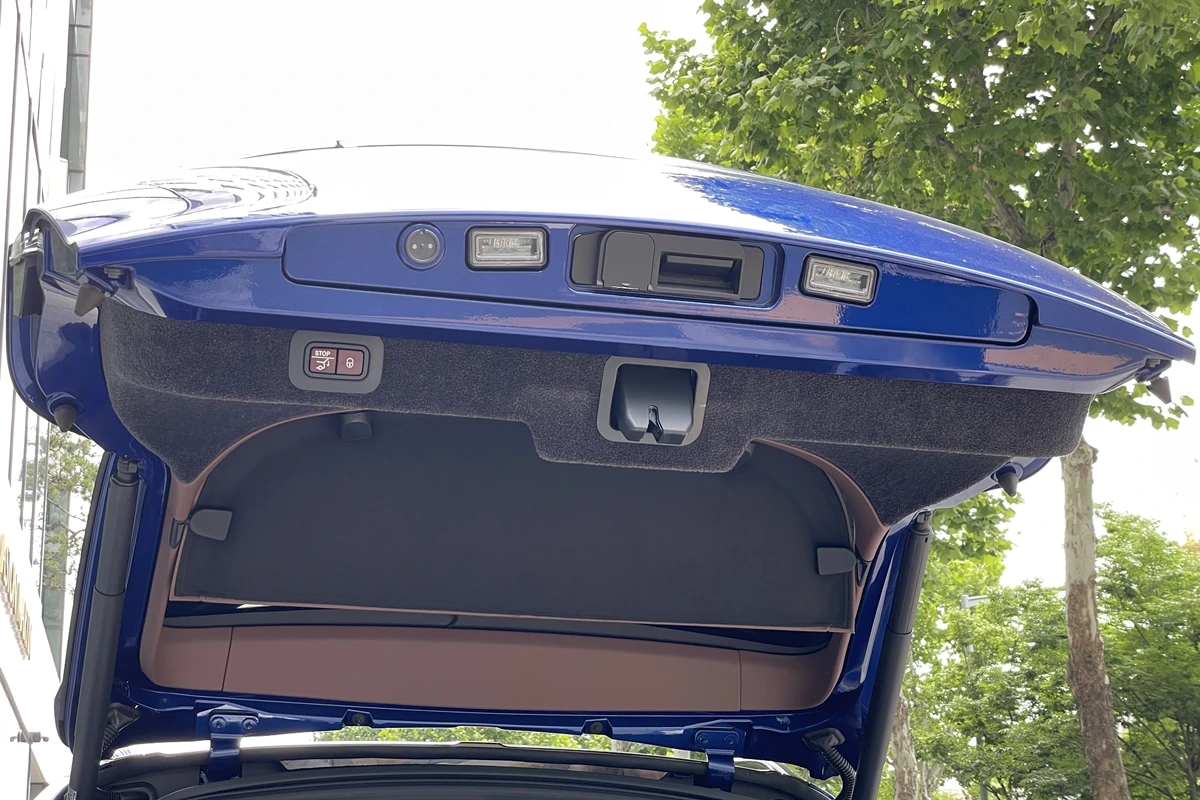 9_애스턴마틴 DBX 707 트렁크.JPG