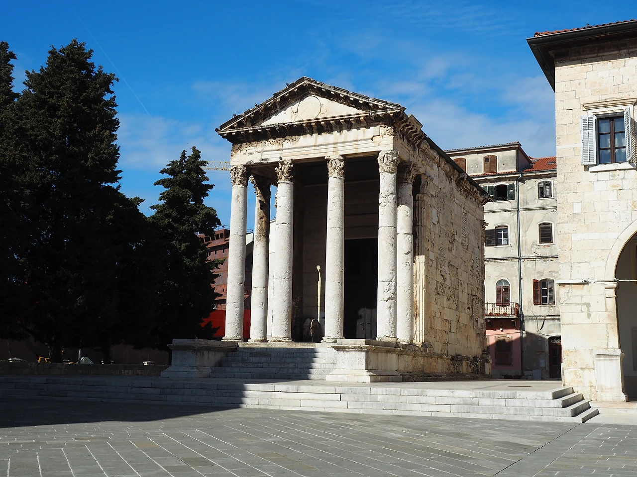 풀라 아우구스투스 신전.JPG