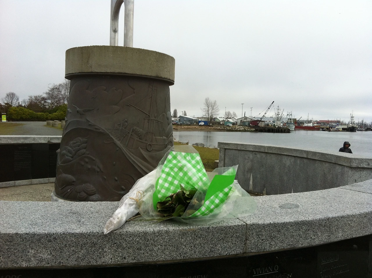 곷다발 놓인 기념비.JPG