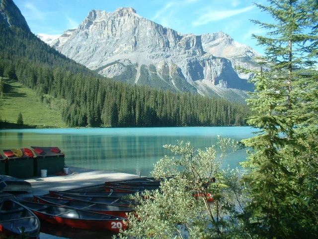 레이크루이스 호수 주변.JPG