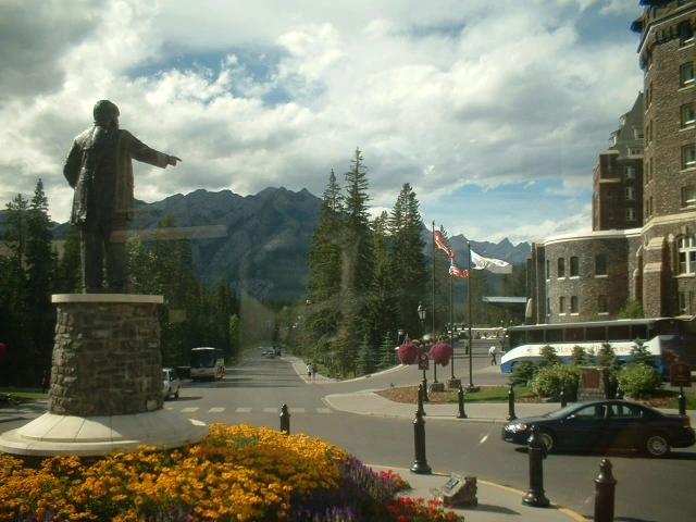 2. 호텔 설립자.JPG