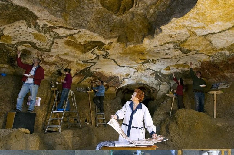 restoring-lascaux-cave-paintings-replica-science-photo-library.jpg?type=w773
