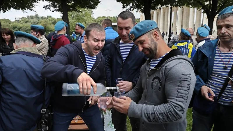 Paratroopers-drink-vodka-800x450.jpeg