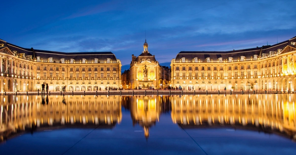 la-bourse-in-bordeaux-the-water-mirror-by-night-jpg_header-43181.jpeg
