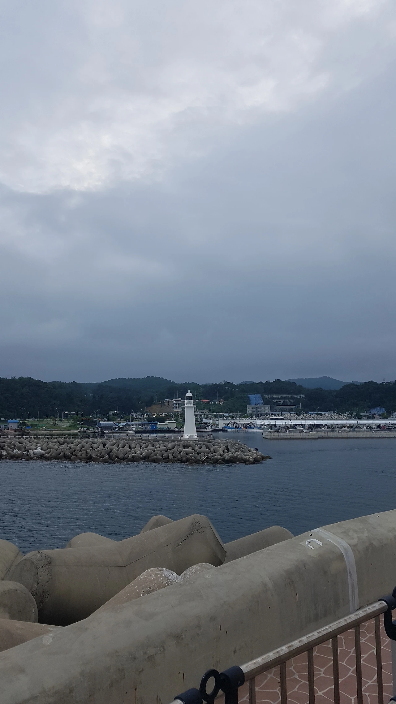 속초 대포항 하얀등대가보이는바다 2022-7-30.jpeg