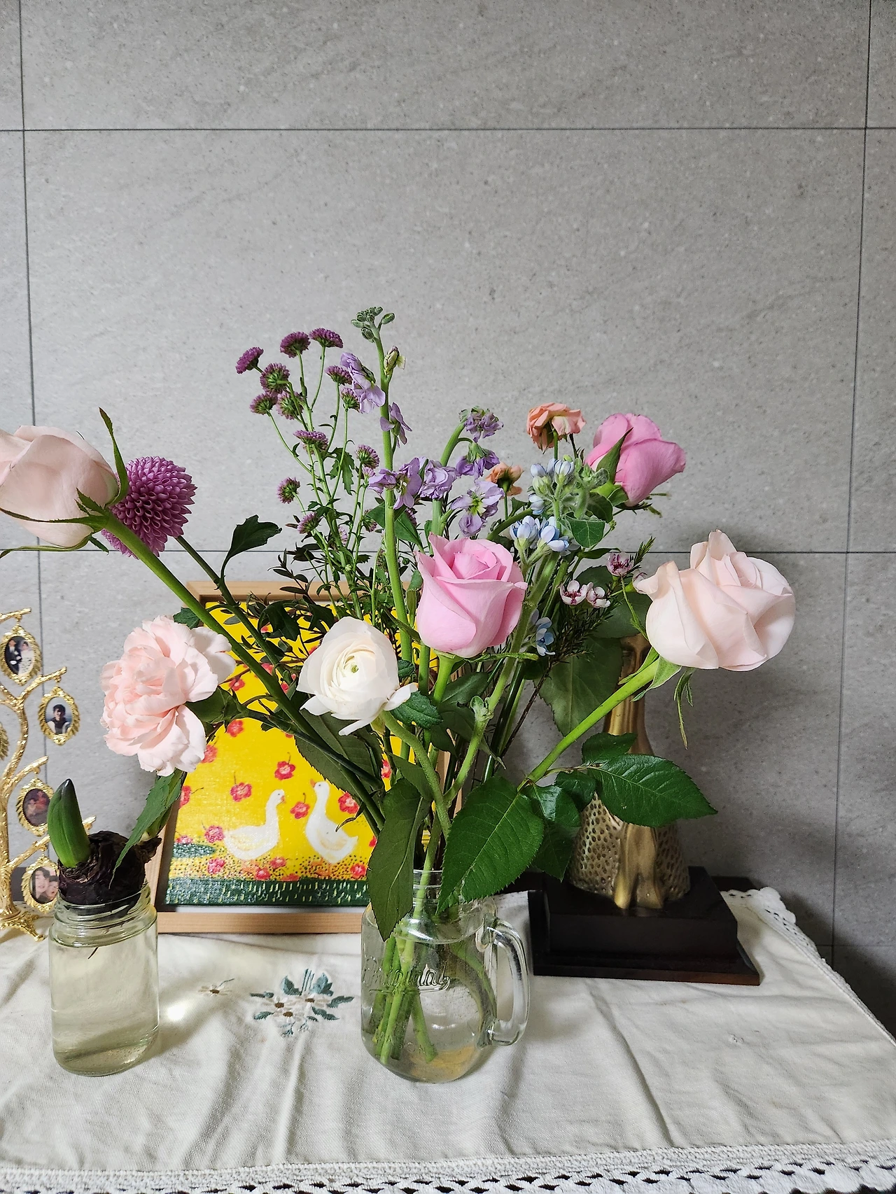 며느리가 준 내 생일 축하 꽃을 화병에 꽃은 모습 2024-3-31  .jpeg