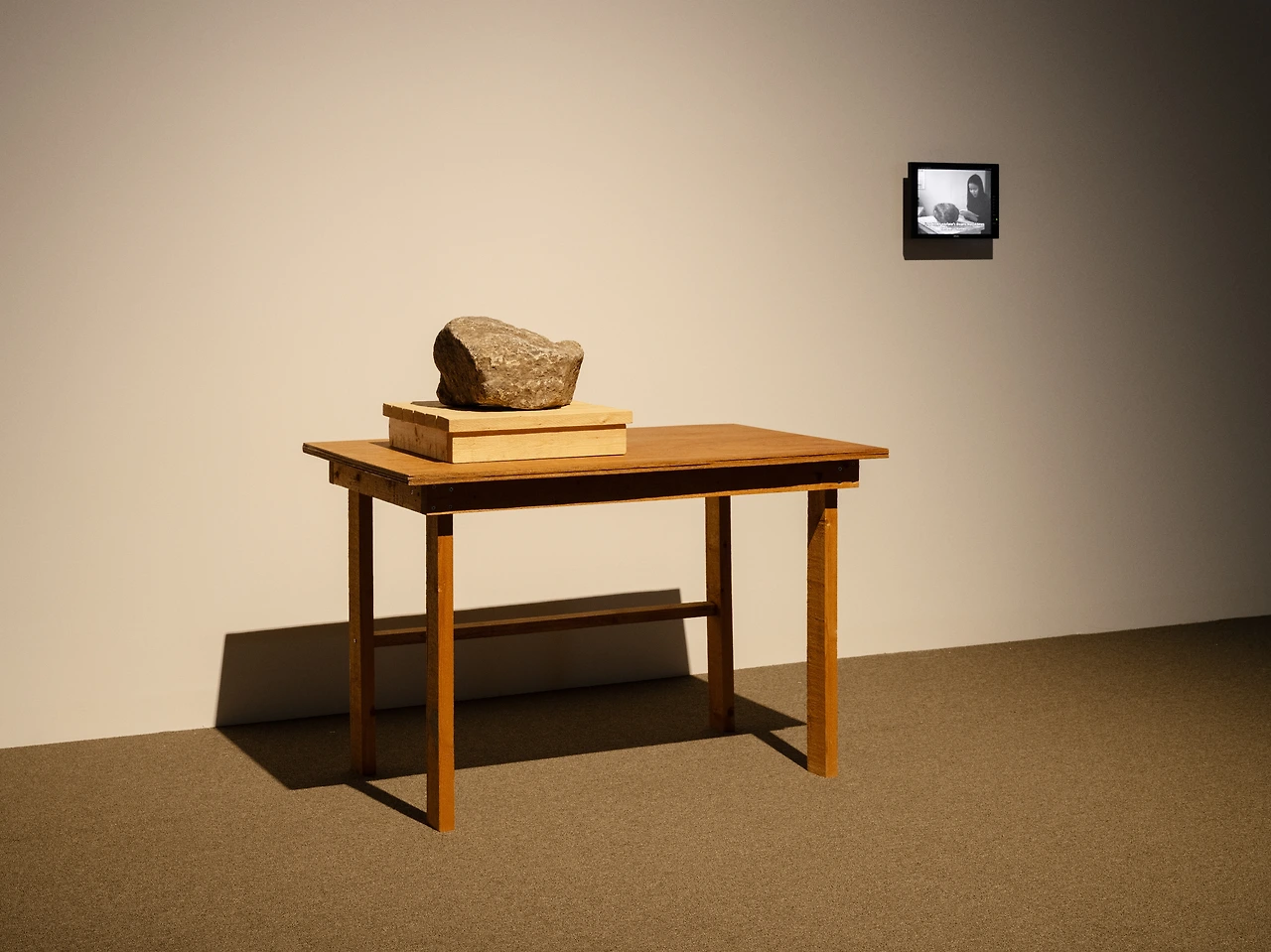 14 정지용의 시를 배운 돌, 2010, 돌, 목재 탁자, 12인치 평면 모니터에 단채널 비디오(12시간 11분), 2010, 가변 크기. 매일홀딩스 소장, 제공 리움미술관. ⓒ김범. 촬영 이의록, 최요한.jpeg