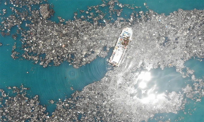 바다 뒤덮은 플라스틱 쓰레기. 세계일보. 2021.06.11.jpeg