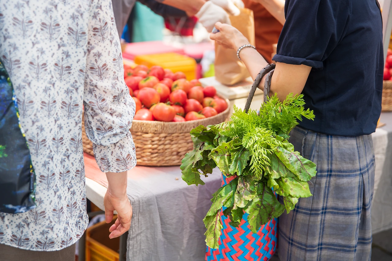 농부시장 마르쉐에서 바구니를 들고 가 장을 보는 사람들.jpeg
