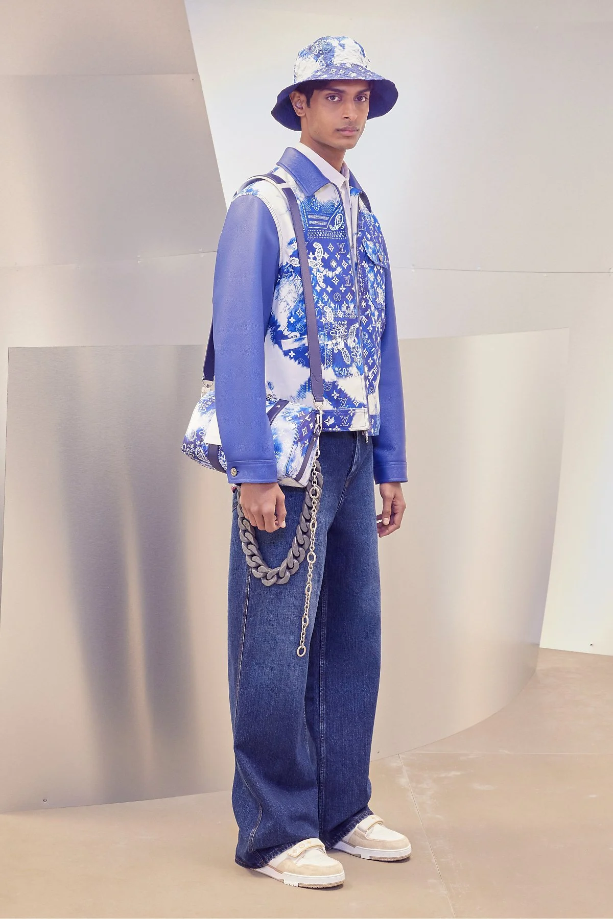 Louis_Vuitton_Pre-Fall_2022_Menswear_Fashion_Show_Collection__See_the_complete_Louis_Vuitton_Pre-Fall_2022_Menswear_collection__Look_25.jpg?type=w1200