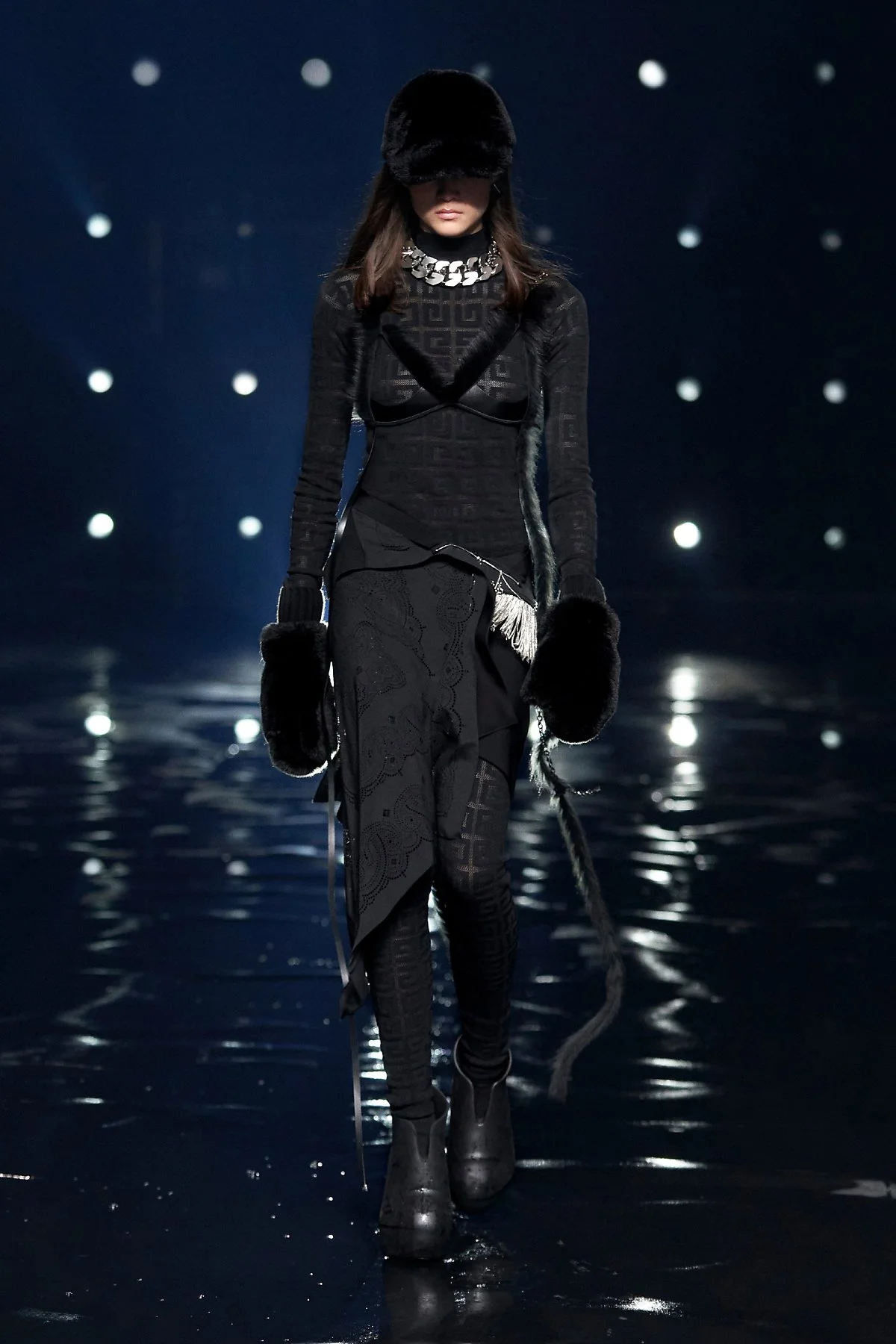 00002-Givenchy-RTW-Fall-21.jpg?type=w1200&type=w1200