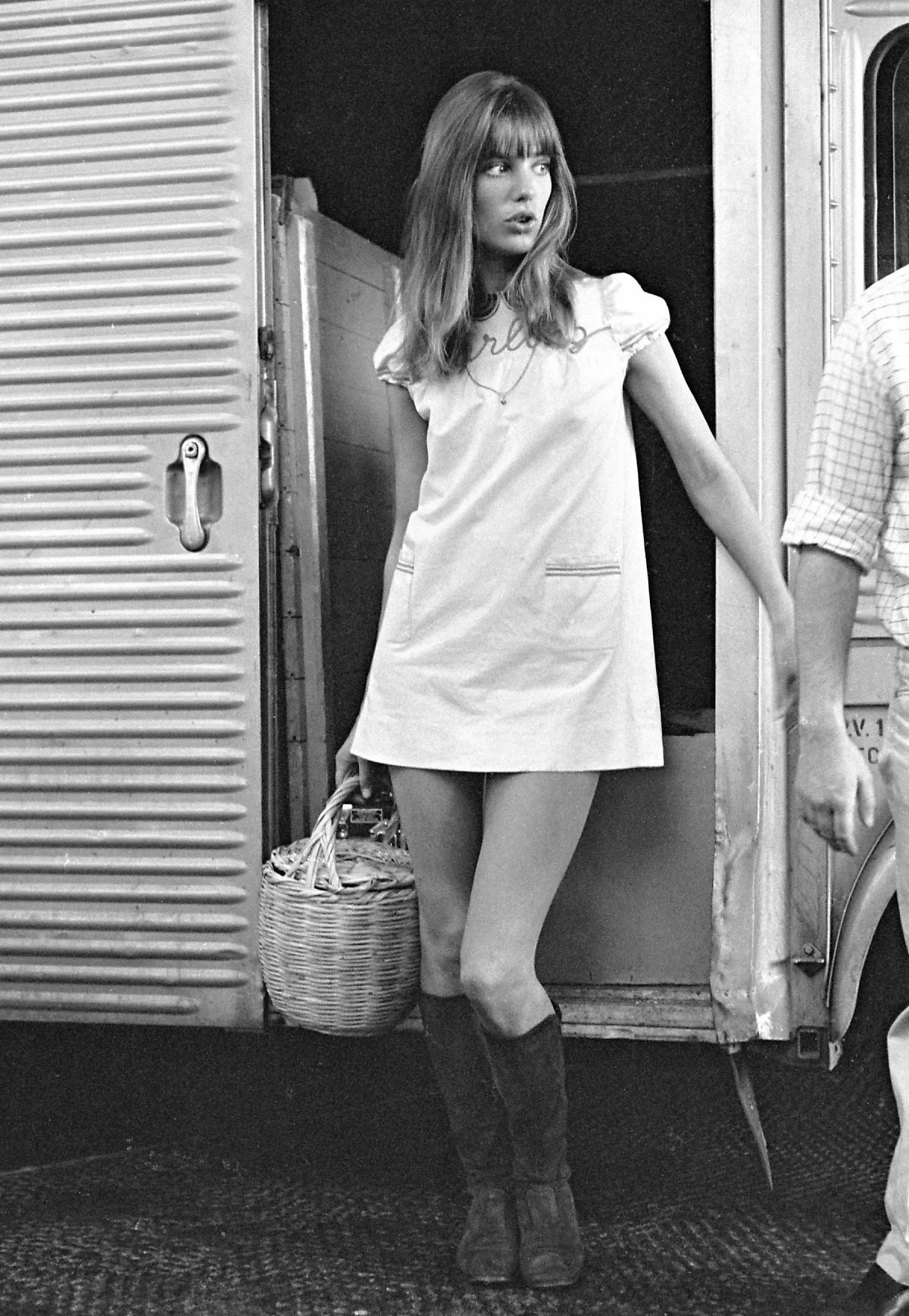 219_webedia-articles_a25_f68_58363397210ba25cdebf2865aa_quiz-votez-pour-votre-look-prefere-de-jane-birkin_1453168-jane-birkin-sur-le-tournage-du-film-slo-orig-1.jpg?type=w1200