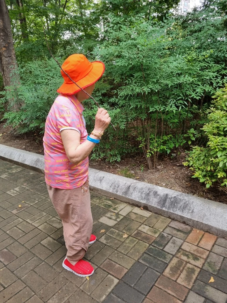 %EB%A7%89%EB%8C%80%EA%B8%B0_%EB%93%A4%EA%B3%A0%EC%9E%88%EB%8A%94_%EC%97%84%EB%A7%88%EC%82%AC%EC%A7%84.jpg?type=w773