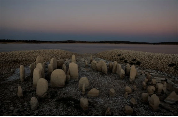 33. 스페인 저수지의 고인돌.bmp