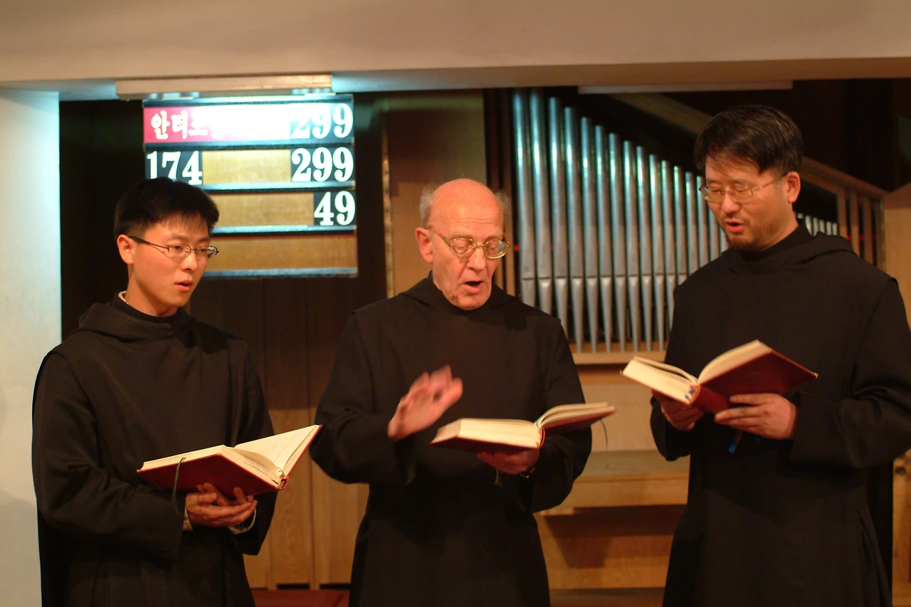 노래부르며 지휘하는 장휘 엘마르 신부.JPG