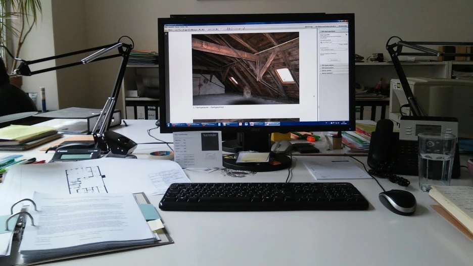 2._%EB%8F%85%EC%9D%BC_%EC%84%A4%EA%B3%84%EC%82%AC%EB%AC%B4%EC%8B%A4%EC%97%90%EC%84%9C_%EA%B7%BC%EB%AC%B4%ED%95%98%EB%8A%94_%EC%9E%90%EB%A6%AC.jpg?type=w1