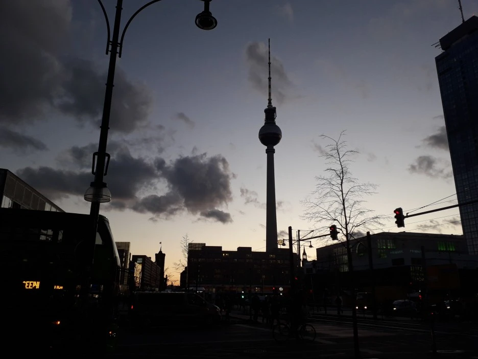 7._%EC%96%B4%EB%91%A0%EC%9D%B4_%EA%B9%94%EB%A6%B0_%ED%87%B4%EA%B7%BC_%EB%AC%B4%EB%A0%B5%EC%9D%98_%EB%B2%A0%EB%A5%BC%EB%A6%B0(%EB%B3%B4%EC%9D%B4%EB%8A%94_%ED%83%80%EC%9B%8C%EB%8A%94_%EC%95%8C%EB%A0%89%EC%82%B0%EB%8D%94_%EA%B4%91%EC%9E%A5%EC%9D%98_TV_%ED%83%80%EC%9B%8C)_%EB%8F%85%EC%9D%BC%EC%97%90%EC%84%9C%EC%9D%98_%EC%82%B6%EC%97%90_%EB%8C%80%EC%B1%84%EC%A0%81%EC%9C%BC%EB%A1%9C_%EB%A7%8C%EC%A1%B1%ED%95%98%EC%A7%80%EB%A7%8C_%EC%9D%B4%EB%B0%A9%EC%9D%B8%EC%9C%BC%EB%A1%9C_%EA%B0%80%EB%81%94%EC%9D%80_.jpg?type=w1