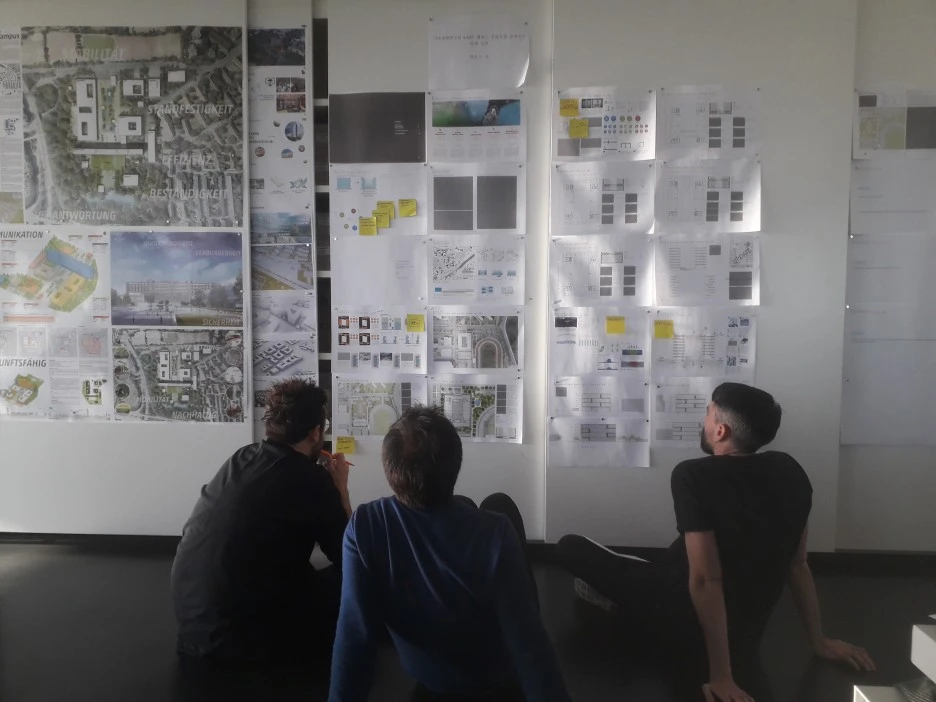 5._%EC%84%A4%EA%B3%84_%EC%95%88%EC%97%90_%EB%8C%80%ED%95%B4_%ED%9A%8C%EC%9D%98%ED%95%98%EA%B3%A0_%EC%9E%88%EB%8A%94_%ED%8C%80%EC%9B%90%EB%93%A4_%EB%94%B1%EB%94%B1%ED%95%9C_%ED%9A%8C%EC%9D%98_%EB%B6%84%EC%9C%84%EA%B8%B0%EA%B0%80_%EC%95%84%EB%8B%88%EB%9D%BC_%EC%9E%90%EC%9C%A0%EB%A1%9C%EC%9A%B4_%EA%B7%BC%EB%AC%B4_%EB%B6%84%EC%9C%84%EA%B8%B0.jpg?type=w1