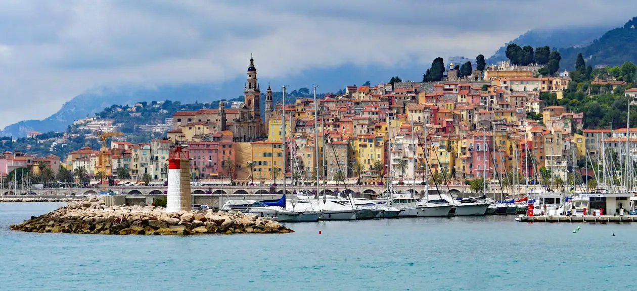 menton-old-town-harbour-entrance-lighthouse-161098.jpeg