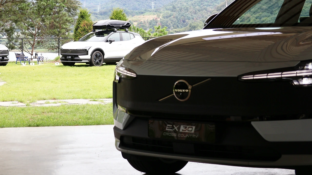 일상에 스며든 고성능, 볼보 EX30 CC 시승기