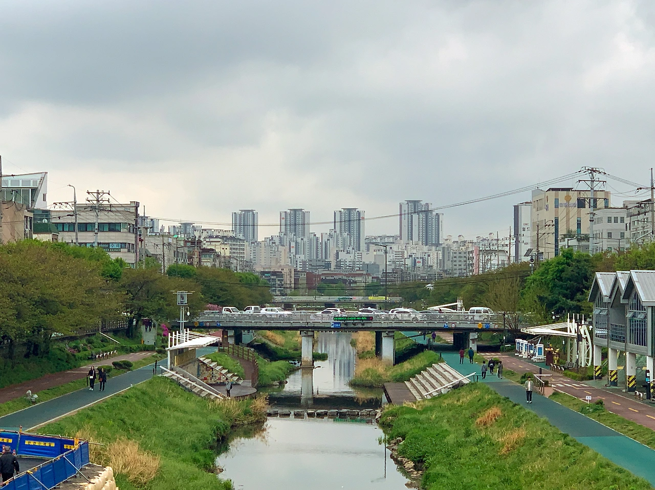 4. 무릎 꿇고 쪽잠을 자다.JPG