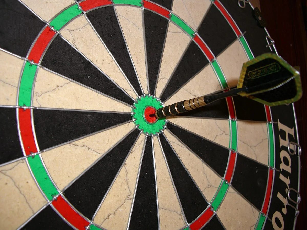 1200px-Harrows_Bristle_Board_Bullseye.JPG