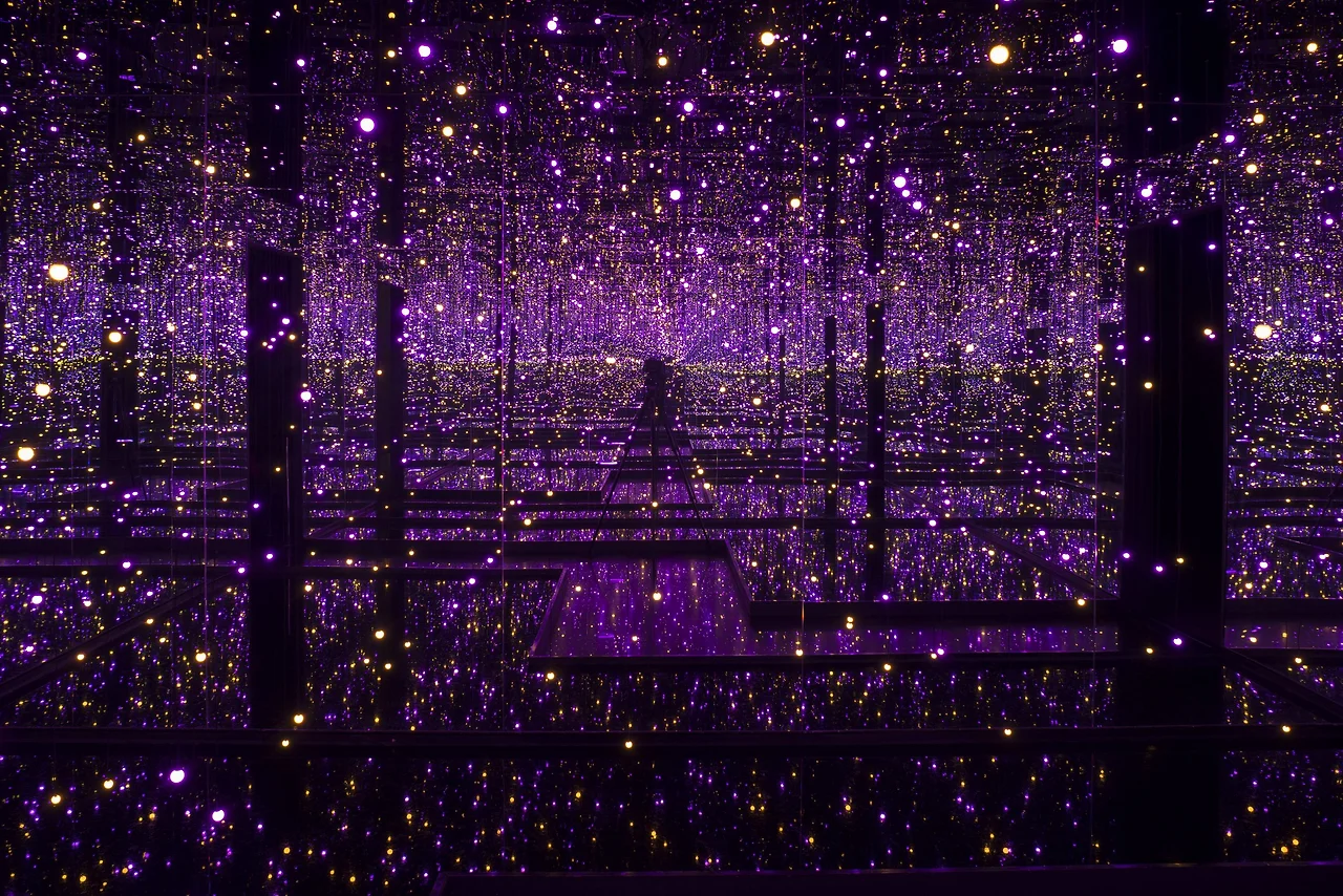 Infinity+Mirrored+Room+-+Filled+with+the+Brilliance+of+Life,+2011+.jpeg