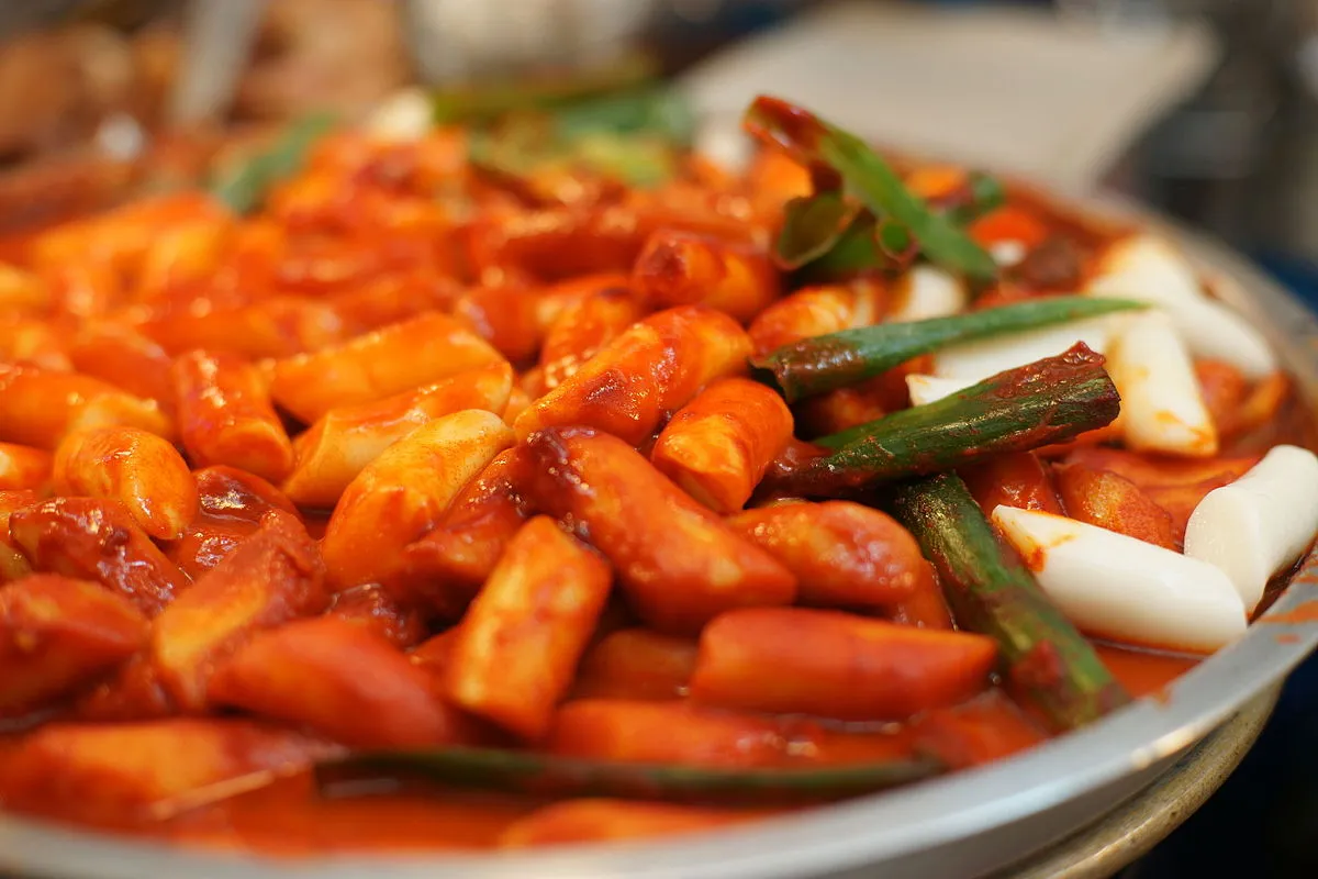 1200px-Tteokbokki.JPG