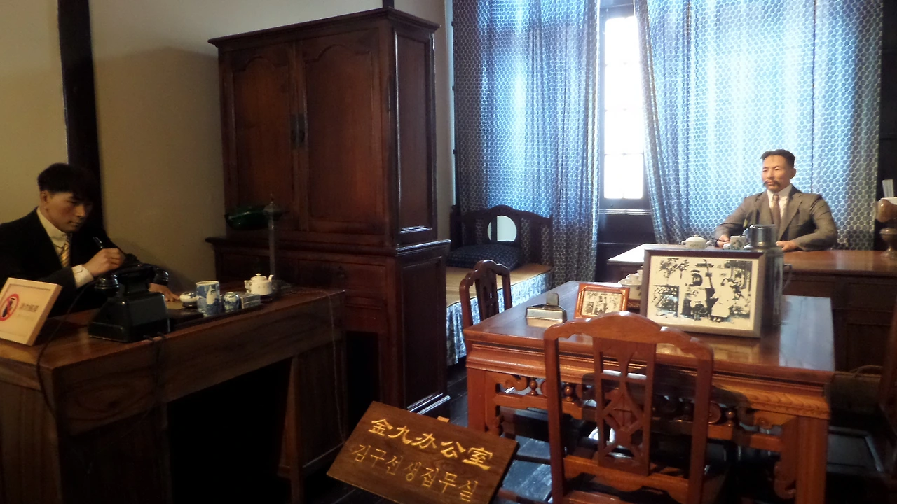 상해임정 건물 내부에 옛 모습대로 김구 집무실을 재연해 놓은 모습. 사진 최정철.JPG