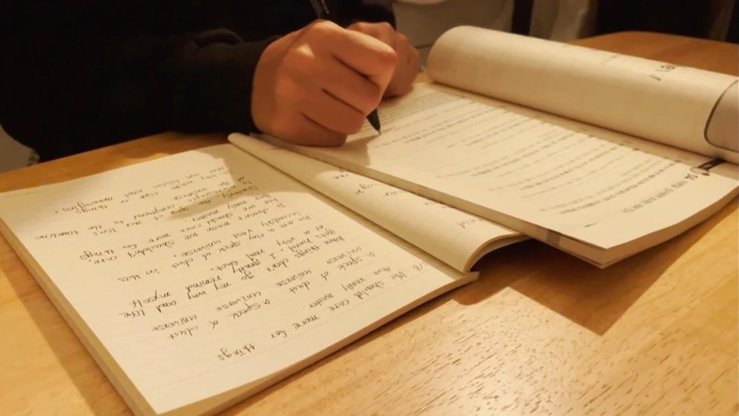 재택근무 상황에서 일과 삶의 분리를 위해 카페에서 업무 중인 기림 님.jpeg