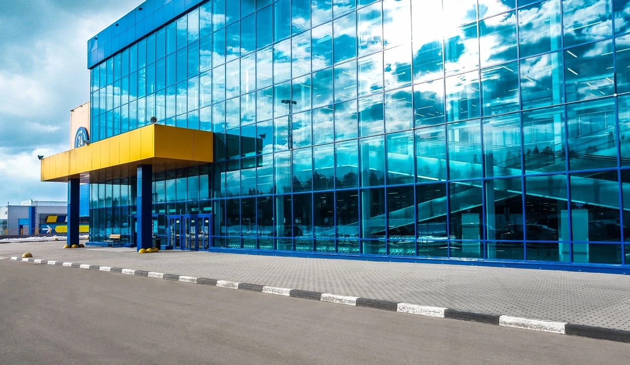 skyscraper-windows-with-reflection-of-the-sky-2023-11-27-05-32-59-utc 크게.jpeg