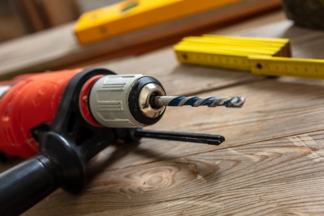 electric-drill-tool-on-carpenter-work-bench-table-2023-11-27-05-22-32-utc 중간.jpeg