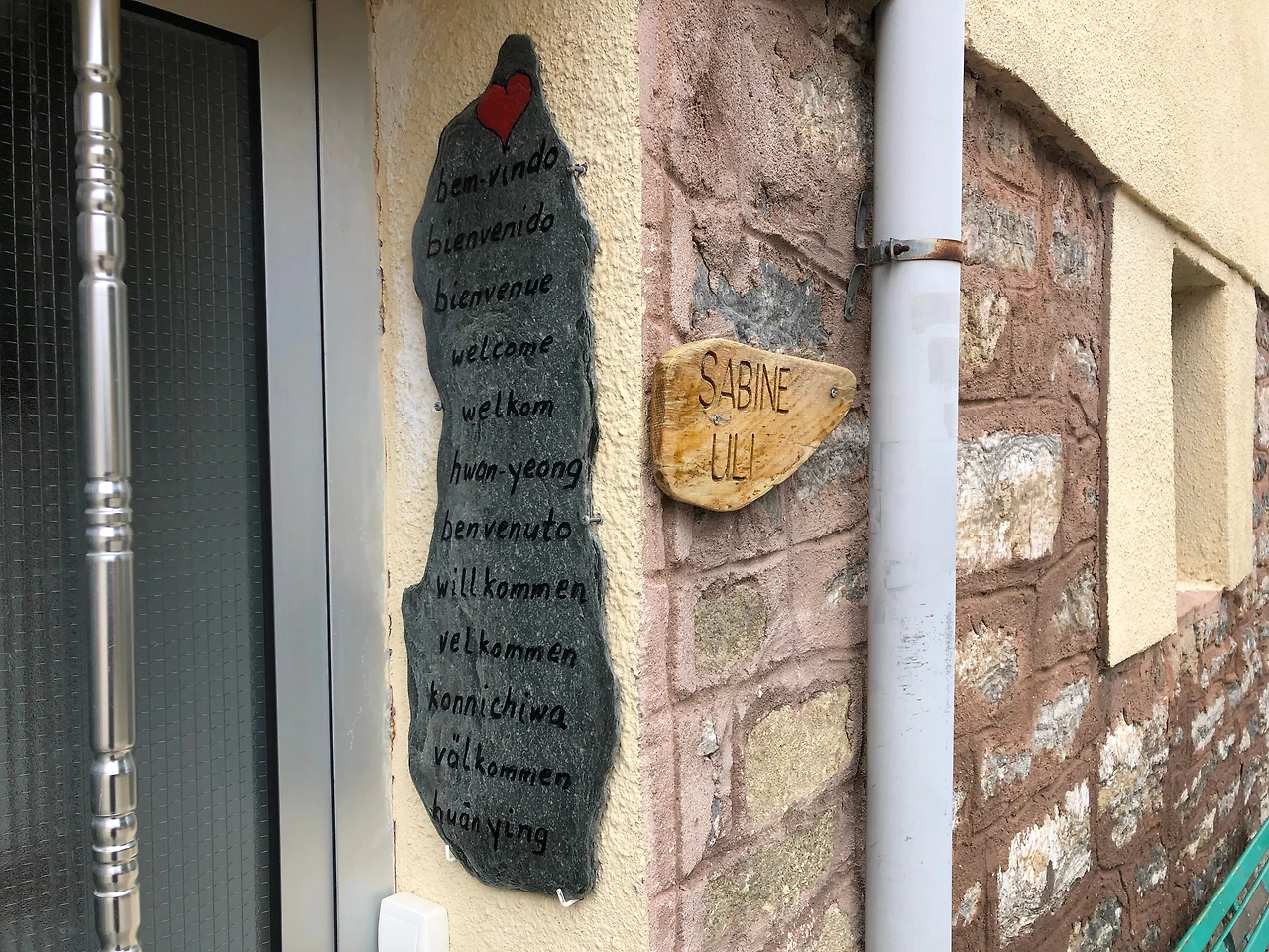 라스알마스 숙소 표지판.JPG