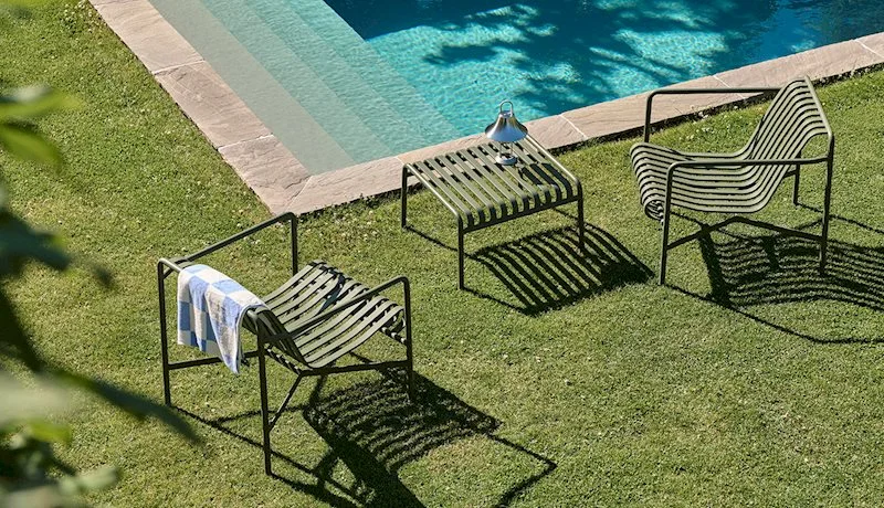 palissade-lounge-chair-low_palissade-ottoman_mousqueton-portable_check-bath-towel_1390x800.jpg?w=800