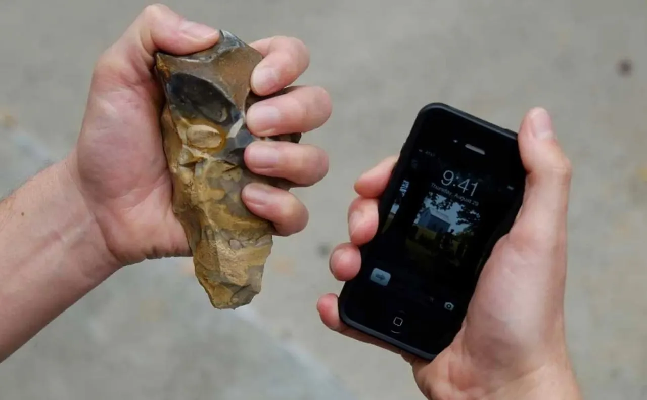 아슐리안 주먹도끼와 핸드폰.JPG