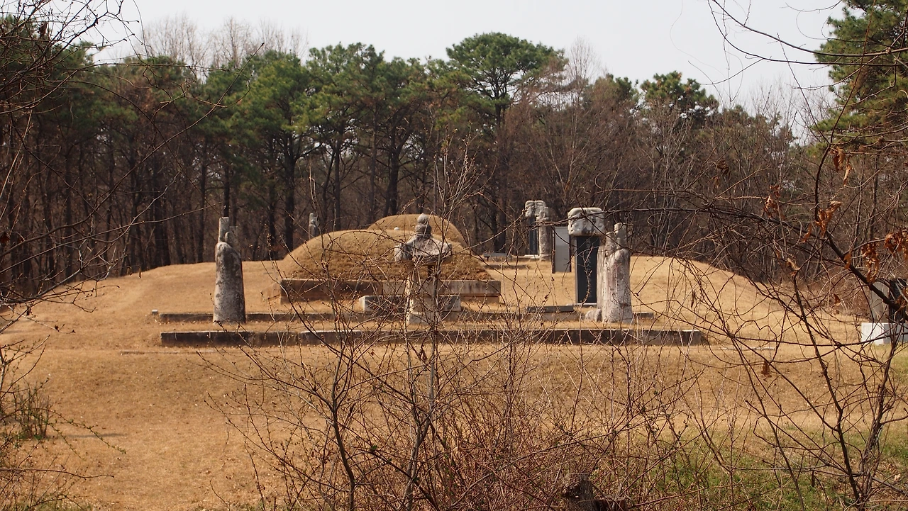 윤번묘역--인청이씨 전경.JPG